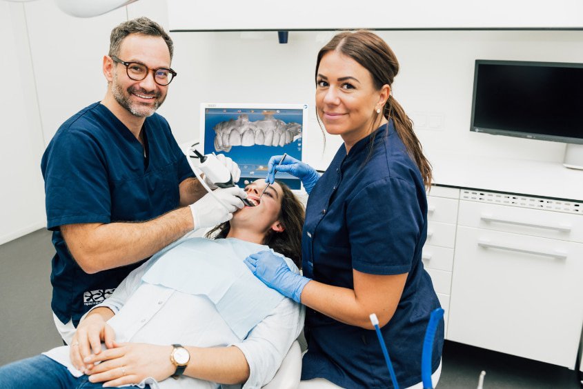 Einsatz des Intraoralscanners beim Zahnarzt für Veneers in Berlin