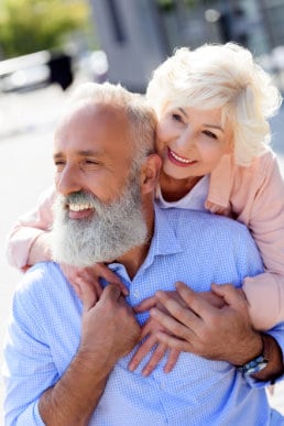 Älteres Ehepaar mit Zahnimplantaten